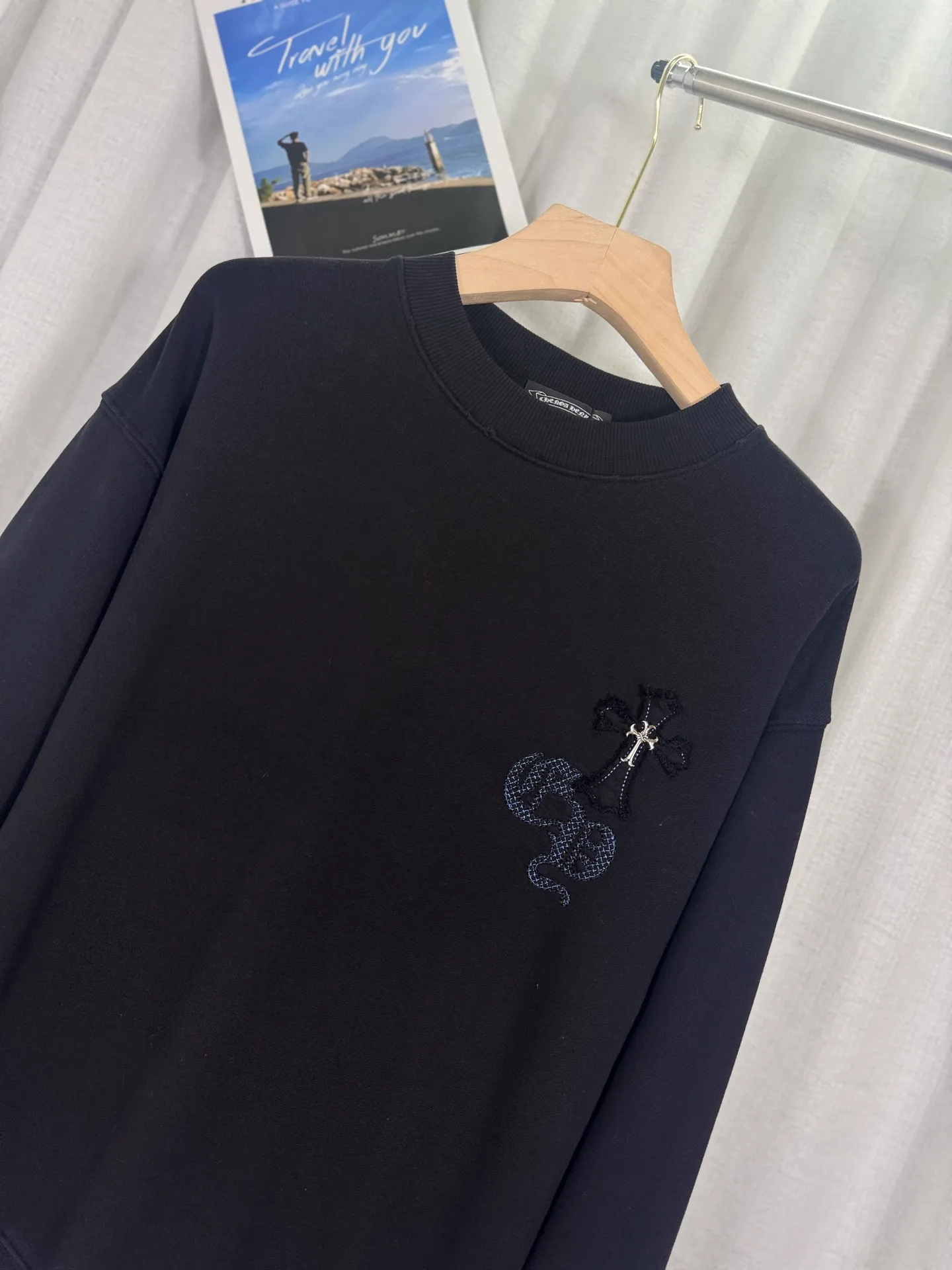 P260 top version, real shot without P, ​​different from market currency) 𝗖𝗵𝗿𝗼𝗺𝗲 𝗛𝗲𝗮𝗿𝘁𝘀/Cro Heart 2025 denim patch embroidery autumn and winter new original single counter American laser burnt 3D three-dimensional color embroidery couple casual sweatshirt 👑The highest version! Customized fabric 430g tripe terry fabric! American acid washed distressed original denim with burnt flowers ✟appliqué embroidery and exquisite embroidery of letters! The best-selling model in the counter, very comfortable to wear. Accessories: original molded and authenticated collar label➕100% silk wash label. Genuine purchase-grade original hangtag➕matching hanging rope➕3D hanging beads➕original packaging bag. Craftsmanship: The original version has consistent wiring! The highest version of the armhole matching technique! Color: White Black Size: S M L XL Style No.: 9330